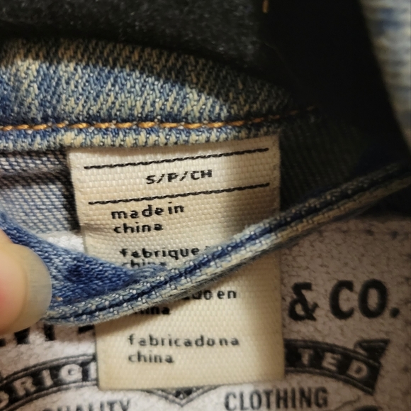 Levi distressed denim vest (Small) - Picture 5 of 6